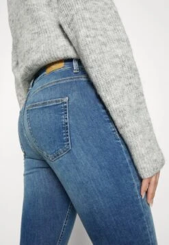Vero Moda Tall VMPEACH - Jeans Skinny Fit - Medium Blue Denim -Vero Moda Verkäufe 04865815a3d54e1aa28446d6040bc143