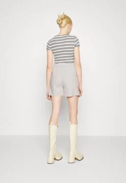 Vero Moda Tall VMJESMILO - Shorts - Offwhite -Vero Moda Verkäufe 07ab324ce2604e4ca550dd4268716019