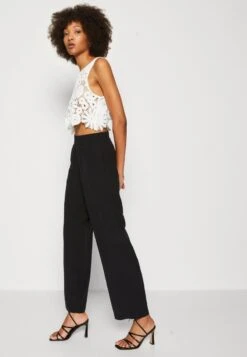 Vero Moda VMCARMEN - Stoffhose - Black -Vero Moda Verkäufe 08b6ef0f2148448ebea9a96b9df99803