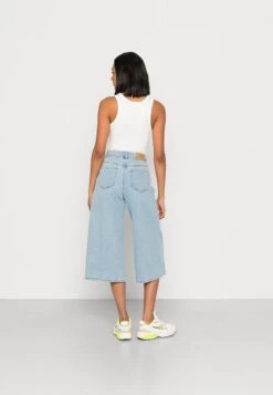 Vero Moda VMCLIVE WIDE SUPER CROP - Jeans Straight Leg - Light Blue -Vero Moda Verkäufe 0d2e72858a794a9e97b149b67772d595