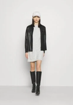 Vero Moda Verkäufe -Vero Moda Verkäufe 1bbfd68dea6e49c6aa4d1da08dc833e5