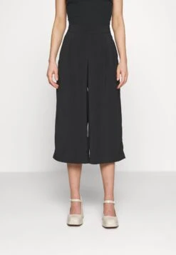 Vero Moda Petite VMCOCO CULOTTE PANT WVN PTT - Stoffhose - Black