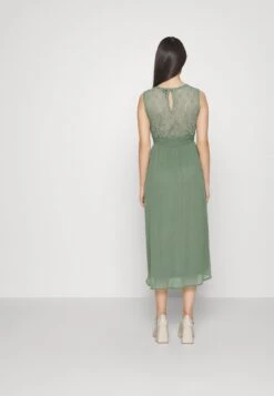Vero Moda Petite VMMIA LACE BACK DRESS - Freizeitkleid - Laurel Wreath -Vero Moda Verkäufe 220b1a87612d41a29aa6acebea61bd10