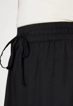 Vero Moda Petite VMBUMPY - Shorts - Black -Vero Moda Verkäufe 24493396d5a84a0ebad1d5daafcae807