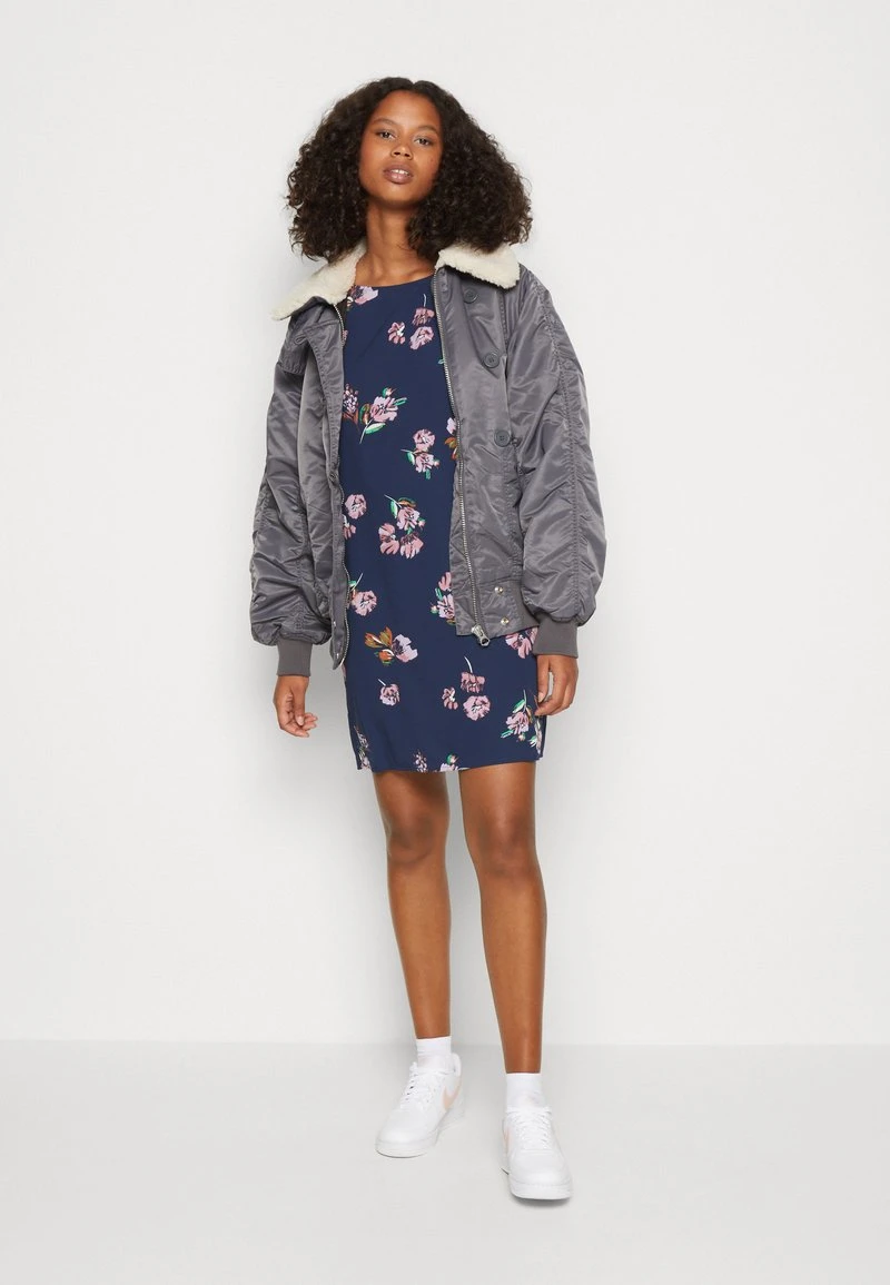 Vero Moda VMLYDIA SHORT DRESS - Freizeitkleid - Navy Blazer 2 Vero Moda VMLYDIA SHORT DRESS - Freizeitkleid - Navy Blazer – Bild 2