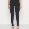 Vero Moda Tall VMAUGUSTASUKA - Stoffhose - Black