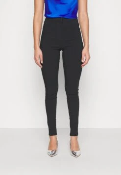 Vero Moda Tall VMAUGUSTASUKA - Stoffhose - Black