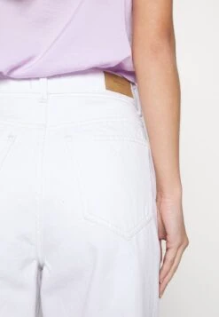 Vero Moda Petite VMKATHY SHR WIDE CLR JEANS PTT - Jeans Bootcut - Snow White -Vero Moda Verkäufe 3cec5cb67d7e4e05a115e0f2ac63d9c0