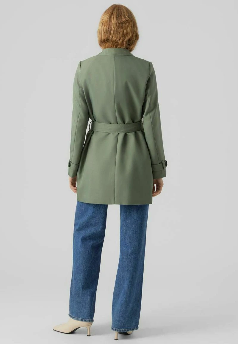 Vero Moda CELESTE SS23 - Trenchcoat - Laurel Wreath 3 Vero Moda CELESTE SS23 - Trenchcoat - Laurel Wreath – Bild 3