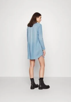 VMMSILLA SHORT DRESS NEW - Jeanskleid - Light Blue Denim 8 VMMSILLA SHORT DRESS NEW - Jeanskleid - Light Blue Denim -Vero Moda Verkäufe 484784a913dc49d2bd5be7102613e3e0