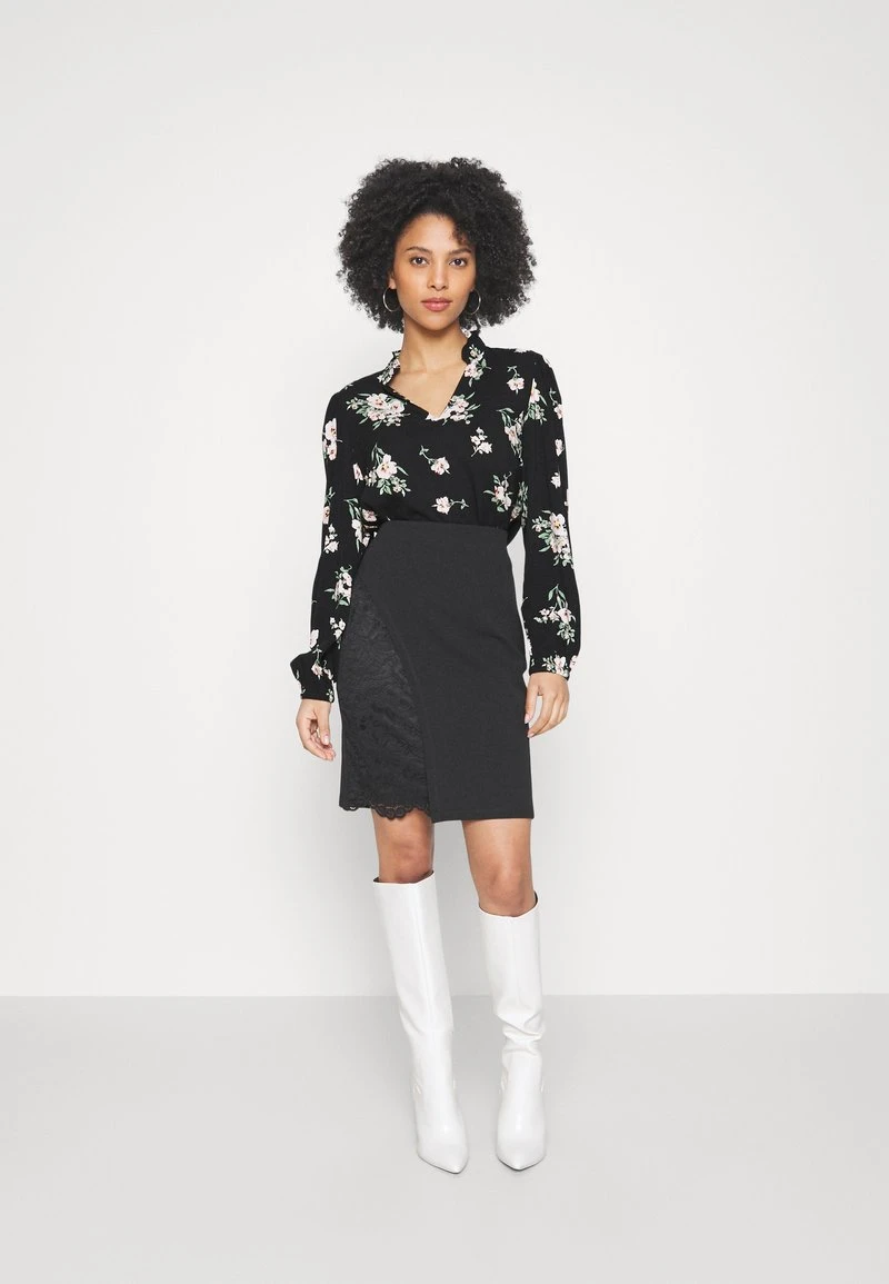 Vero Moda Petite VMEASY VOLUME TOP - Bluse - Black Aop/sandy Black 2 Vero Moda Petite VMEASY VOLUME TOP - Bluse - Black Aop/sandy Black – Bild 2