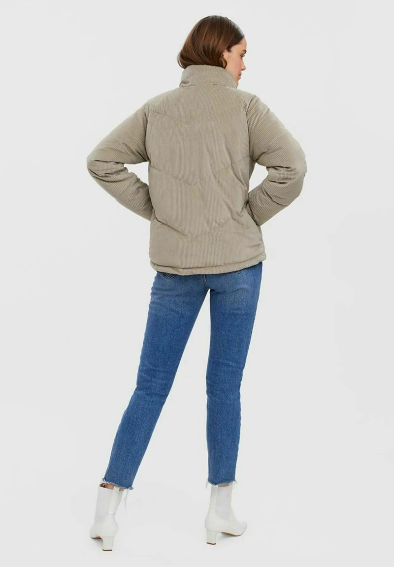 Vero Moda VMDEBBIEHARLIE - Winterjacke - Laurel Oak 3 Vero Moda VMDEBBIEHARLIE - Winterjacke - Laurel Oak – Bild 3