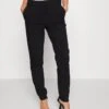 Vero Moda Petite VMMILLE SLIM PANT - Stoffhose - Black