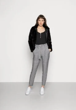 Vero Moda Verkäufe -Vero Moda Verkäufe 577ffd9976e94c8098d6ad8b2657456b