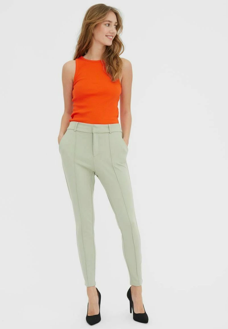 Vero Moda Pantalone - Stoffhose - Desert Sage 2 Vero Moda Pantalone - Stoffhose - Desert Sage – Bild 2
