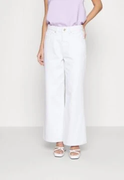 Vero Moda Petite VMKATHY SHR WIDE CLR JEANS PTT - Jeans Bootcut - Snow White