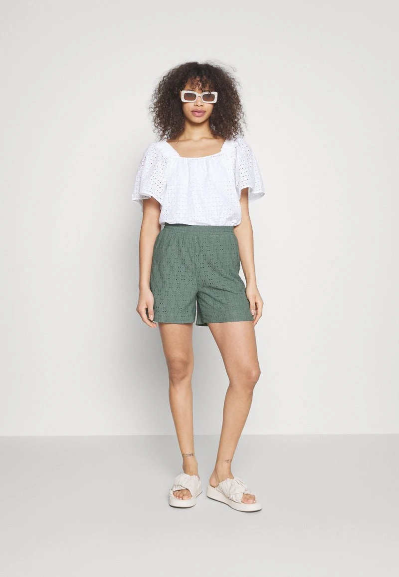 Vero Moda Tall VMULRIKKE BRODERIEANGLAIS - Shorts - Laurel Wreath 2 Vero Moda Tall VMULRIKKE BRODERIEANGLAIS - Shorts - Laurel Wreath – Bild 2
