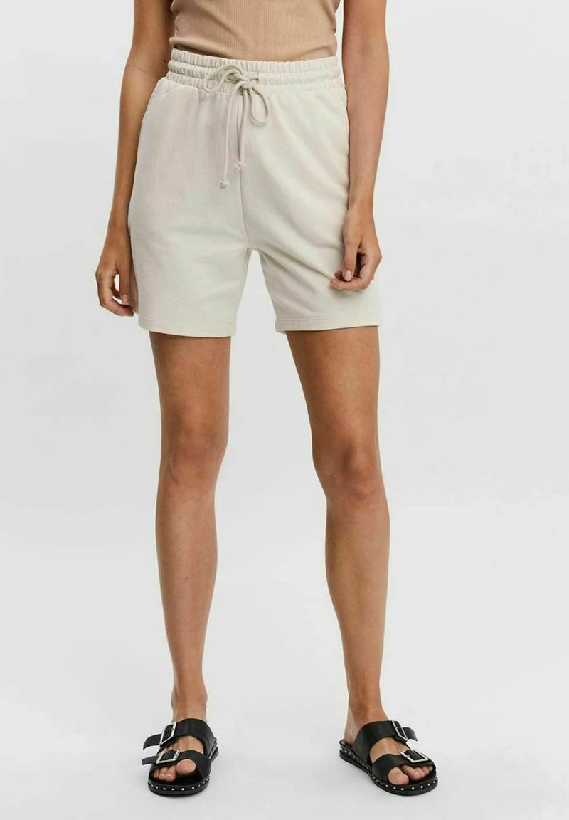 Vero Moda HIGH WAIST - Shorts - Birch 1 Vero Moda HIGH WAIST - Shorts - Birch