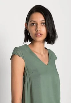 Vero Moda VMVICA V NECK - T-Shirt Print - Laurel Wreath -Vero Moda Verkäufe 81a8bfad841546288886767701d0c241