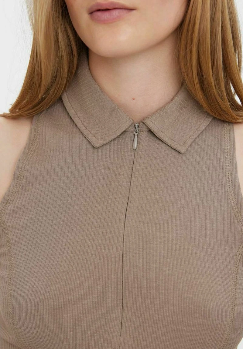Vero Moda KURZES HALBREISSVERSCHLUSS - Poloshirt - Roasted Cashew 4 Vero Moda KURZES HALBREISSVERSCHLUSS - Poloshirt - Roasted Cashew – Bild 4