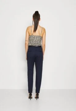 Vero Moda VMFLASHINO REGULAR PANTS - Chino - Navy -Vero Moda Verkäufe 9fe5d2d9ee7443938b84611b5ddf50a6