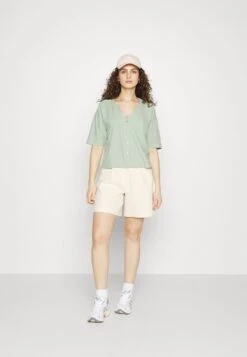 Vero Moda Verkäufe -Vero Moda Verkäufe b1c7fd2818ed4932a3d9aee7cd465068