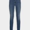Vero Moda Tall VMROBYN SKINNY PUSHUP - Jeans Skinny Fit - Medium Blue Denim