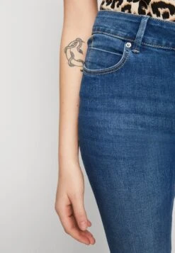 Vero Moda VMSELA SHAPE - Jeans Skinny Fit - Medium Blue Denim -Vero Moda Verkäufe b309b2818fe24cb58ba44934e70315a9
