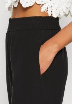 Vero Moda VMCARMEN - Stoffhose - Black -Vero Moda Verkäufe b3e68fe0967f43fba966a9bf6cb5c463
