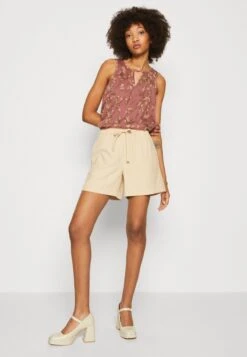 Vero Moda VMCARMEN LOOSE - Shorts - Irish Cream -Vero Moda Verkäufe b520a3f354874e60b0e42a62c7606d8e