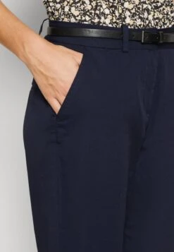 Vero Moda VMFLASHINO REGULAR PANTS - Chino - Navy -Vero Moda Verkäufe c211bf705d1045b4a4c5c1ba2f5883de