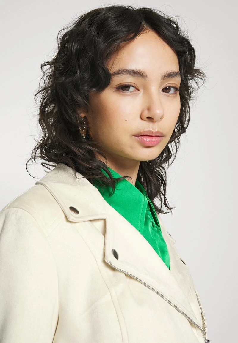 Vero Moda Petite VMJOSE SHORT JACKET - Kunstlederjacke - Birch 4 Vero Moda Petite VMJOSE SHORT JACKET - Kunstlederjacke - Birch – Bild 4