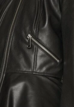 Vero Moda Petite VMAVERYALLY SHORT COATED JACKET - Kunstlederjacke - Black -Vero Moda Verkäufe c8e6290ffff041c39be3df005ce2abe3