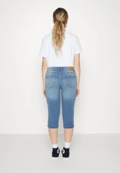 Vero Moda VMLATIFA MR BUTTON DENIM KNICKERS - Jeans Shorts - Light Blue Denim -Vero Moda Verkäufe cd4e0a8fb8f242d39b60cc6a60ff3205