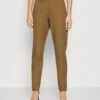 Vero Moda VMFLASHINO REGULAR PANTS - Chino - Capers