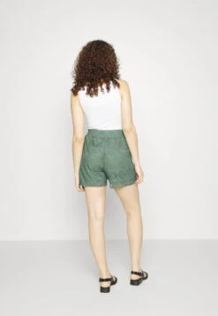 Vero Moda Tall VMMAYA SHORTS - Shorts - Laurel Wreath -Vero Moda Verkäufe d39d40882f8642cf8d5f4633dc0c1e55 1