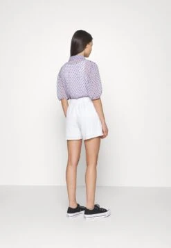 Vero Moda Petite VMULRIKKE BRODERIEANGLAIS - Shorts - Snow White -Vero Moda Verkäufe d6085a3361fd4f178464ee706be0a97a