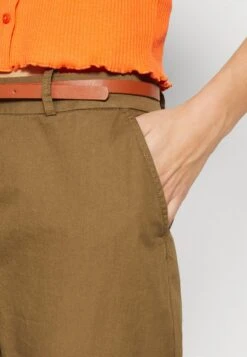 Vero Moda VMFLASHINO REGULAR PANTS - Chino - Capers 11 Vero Moda VMFLASHINO REGULAR PANTS - Chino - Capers -Vero Moda Verkäufe e602dbfa6c2f489994dc4fc997bf25c2