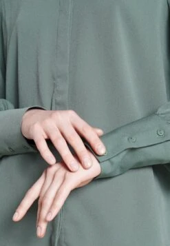 Vero Moda Tall VMOLGA - Hemdbluse - Lauren Wreath 11 Vero Moda Tall VMOLGA - Hemdbluse - Lauren Wreath -Vero Moda Verkäufe e64b16155d484ab0abe65e128edf016d