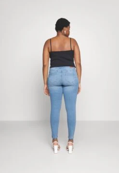 Vero Moda Curve VMSELA JEANS - Jeans Skinny Fit - Light Blue Denim -Vero Moda Verkäufe ec18d2c284244b12ac9fd36567112edf