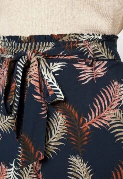 Vero Moda Curve VMEASY LONG SHORTS - Shorts - Navy Blazer/new Tropical -Vero Moda Verkäufe eca1b484fc2145bdb471bcd7a01ca70f