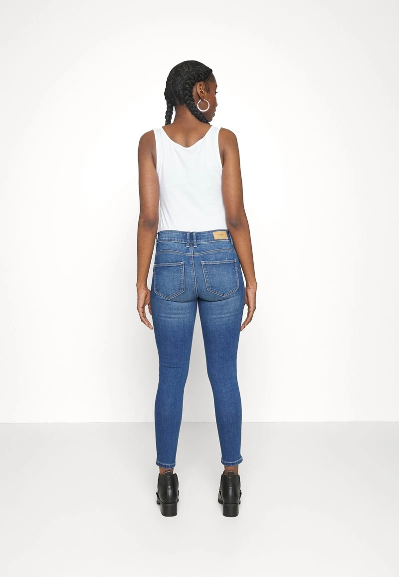 Vero Moda Petite VMSELA MR SLIM SHAPE - Jeans Skinny Fit - Med Blue Denim 3 Vero Moda Petite VMSELA MR SLIM SHAPE - Jeans Skinny Fit - Med Blue Denim – Bild 3