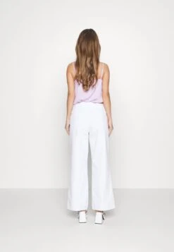 Vero Moda Petite VMKATHY SHR WIDE CLR JEANS PTT - Jeans Bootcut - Snow White -Vero Moda Verkäufe ecfb7e2279e048aeb4439d95358de1cf