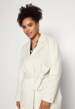 Vero Moda Curve VMJOSE NAPOLI JACKET - Trenchcoat - Birch 9 Vero Moda Curve VMJOSE NAPOLI JACKET - Trenchcoat - Birch -Vero Moda Verkäufe ed099b58047743afb853679bc1a15c03