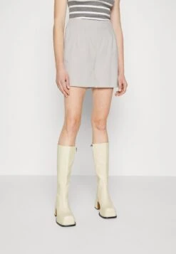 Vero Moda Tall VMJESMILO - Shorts - Offwhite