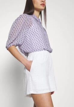 Vero Moda Petite VMULRIKKE BRODERIEANGLAIS - Shorts - Snow White -Vero Moda Verkäufe f03a03d648c545ec82e876fa47551f6f