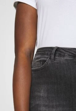Vero Moda Curve VMLORA WASH - Jeans Skinny Fit - Black Denim -Vero Moda Verkäufe f2fd379f6ee448f59fdb35773f713029