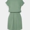 Vero Moda Petite SASHA BALI DRESS - Freizeitkleid - Laurel Wreath