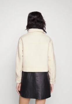 Vero Moda Petite VMMEGAN SHORT JACKET BOOS - Leichte Jacke - Birch -Vero Moda Verkäufe ff39f1f5b2714e2ca250c107181fb70f